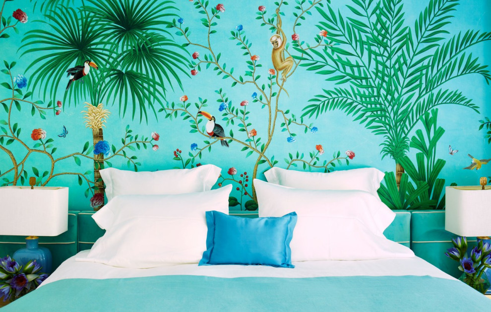 Foto di una camera da letto tropicale con pareti multicolore e nessun camino