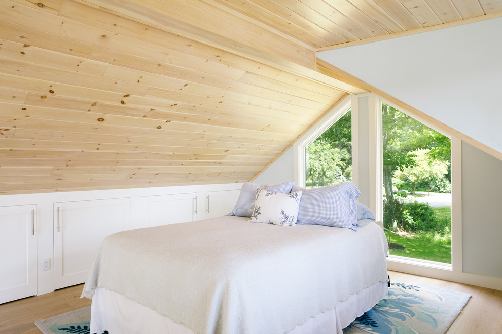 Kleines Country Schlafzimmer ohne Kamin mit bunten Wänden, hellem Holzboden und beigem Boden in Portland Maine