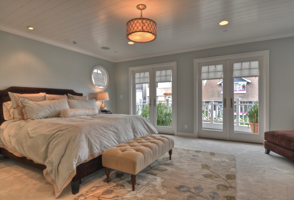 Klassisches Schlafzimmer mit grauer Wandfarbe und Teppichboden in Los Angeles