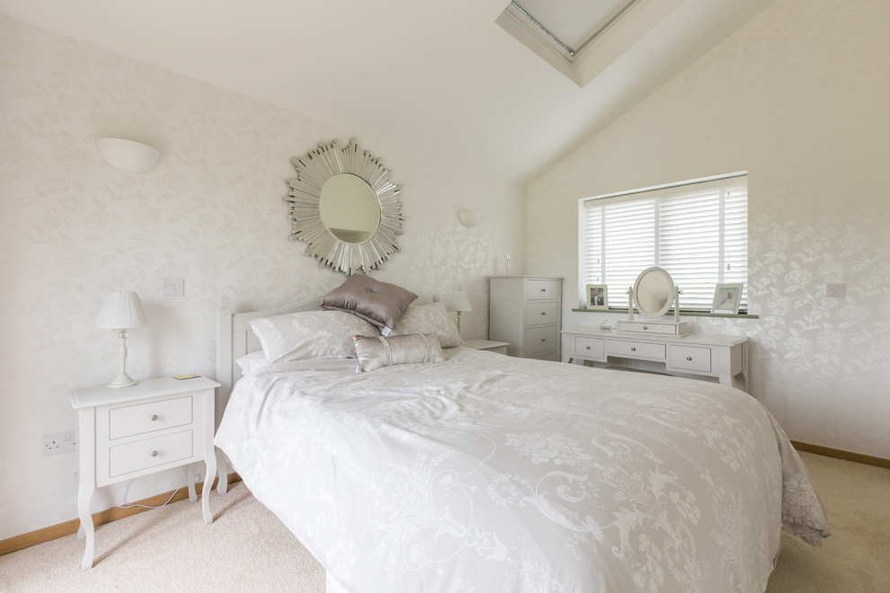 Пример оригинального дизайна: хозяйская спальня среднего размера в стиле кантри с белыми стенами и ковровым покрытием