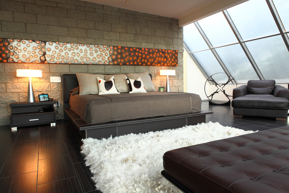 Imagen de dormitorio contemporáneo sin chimenea con suelo negro