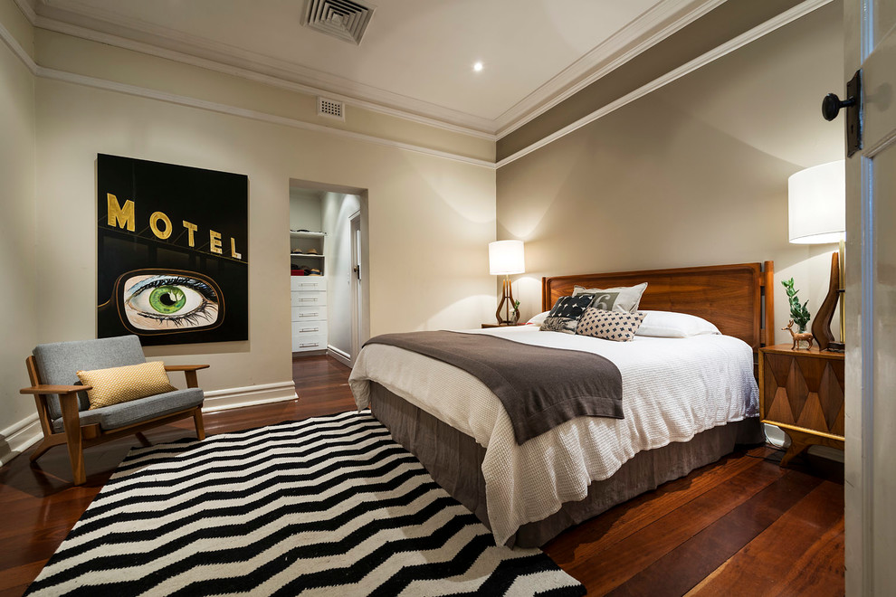 パースにあるミッドセンチュリースタイルのおしゃれな寝室 (ベージュの壁、濃色無垢フローリング、グレーとブラウン)
