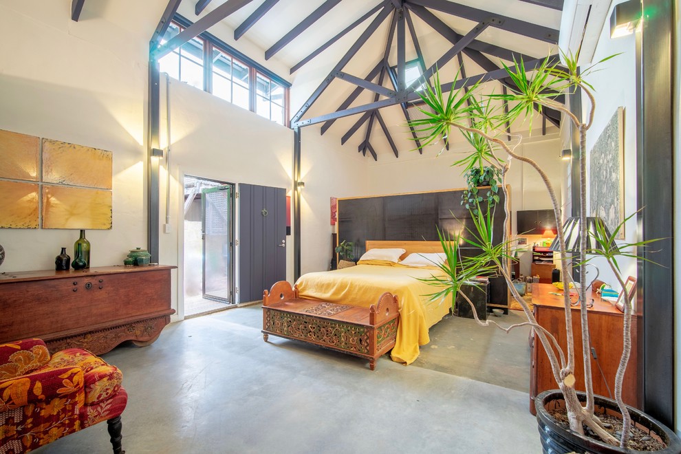 Stilmix Schlafzimmer mit weißer Wandfarbe, Betonboden und grünem Boden in Perth