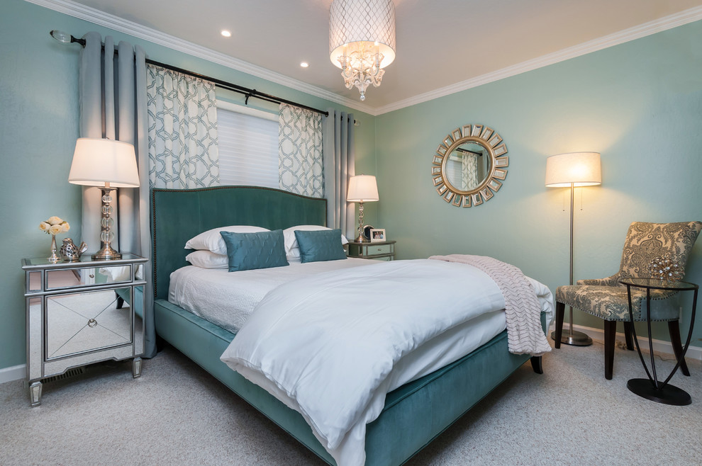 Diseño de habitación de invitados actual de tamaño medio sin chimenea con paredes verdes, moqueta y suelo beige