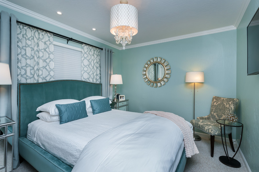 Foto de habitación de invitados actual de tamaño medio sin chimenea con paredes verdes, moqueta y suelo beige