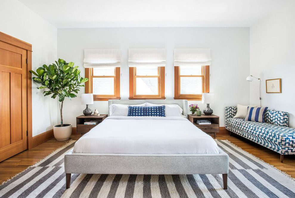 シアトルにある中くらいなコンテンポラリースタイルのおしゃれな主寝室 (白い壁、無垢フローリング、暖炉なし、茶色い床、照明、グレーとブラウン)