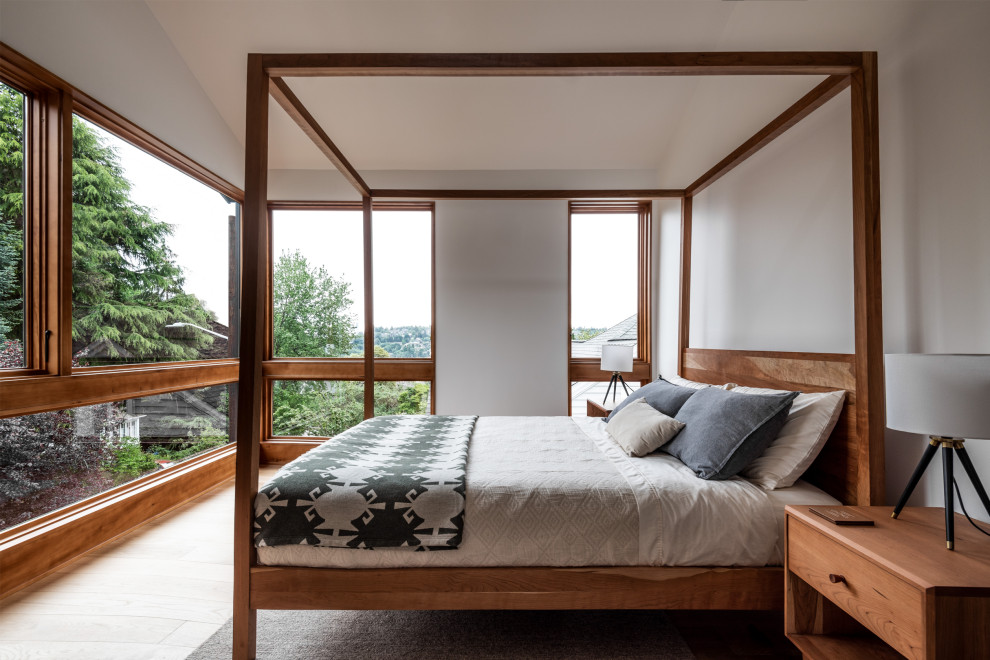 На фото: маленькая хозяйская спальня в стиле ретро с белыми стенами и светлым паркетным полом для на участке и в саду