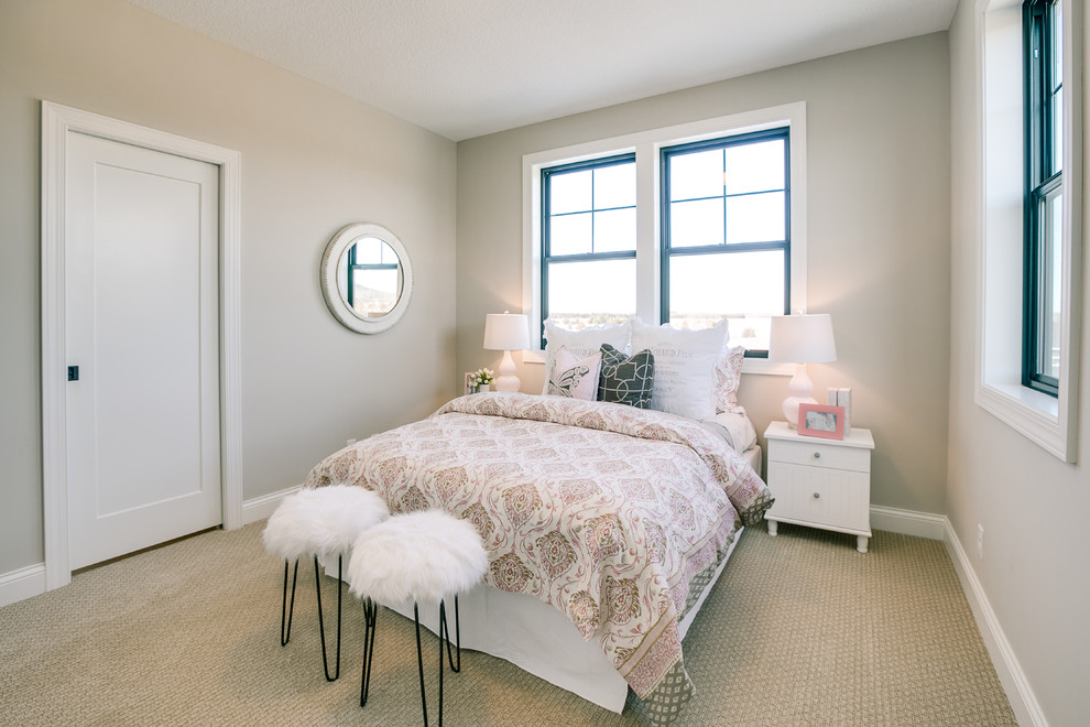 Idée de décoration pour une chambre tradition de taille moyenne avec un mur gris et un sol beige.