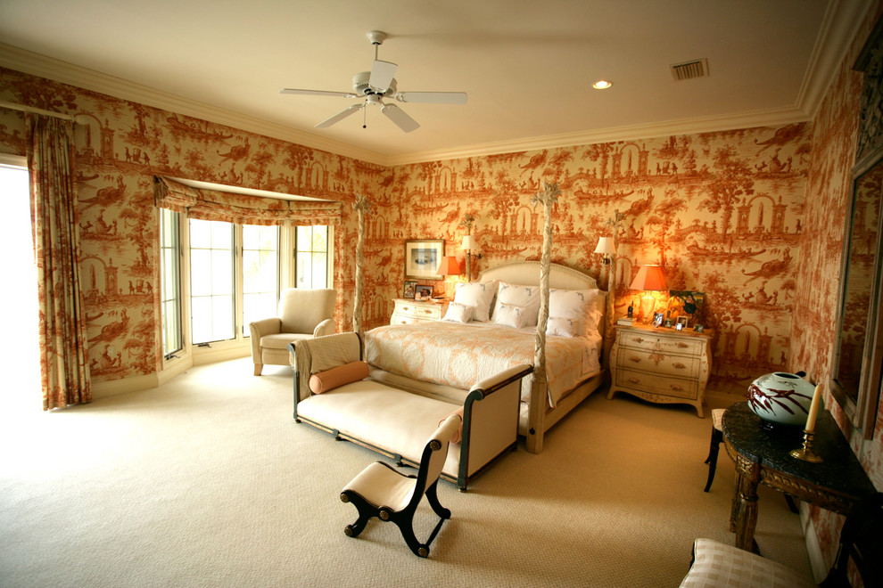 Modelo de dormitorio principal tradicional grande sin chimenea con paredes rojas y moqueta