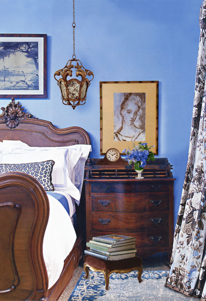 Imagen de dormitorio principal bohemio de tamaño medio con moqueta y paredes azules