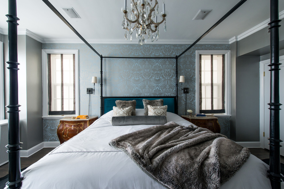 Пример оригинального дизайна: хозяйская спальня в классическом стиле с серыми стенами, темным паркетным полом и коричневым полом