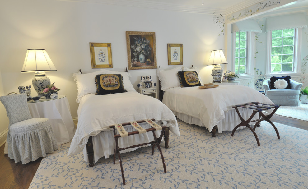 Foto di una camera degli ospiti chic di medie dimensioni con pareti bianche e pavimento in legno massello medio