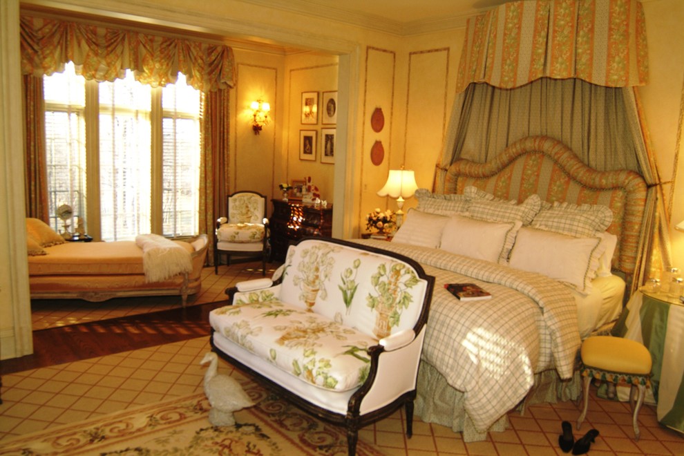 На фото: огромная хозяйская спальня в средиземноморском стиле с бежевыми стенами и паркетным полом среднего тона с