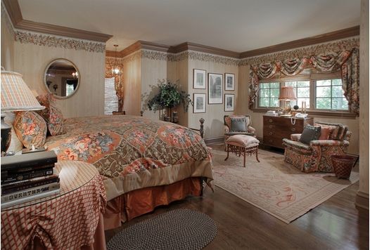 Foto de habitación de invitados tradicional extra grande con paredes beige y suelo de madera en tonos medios