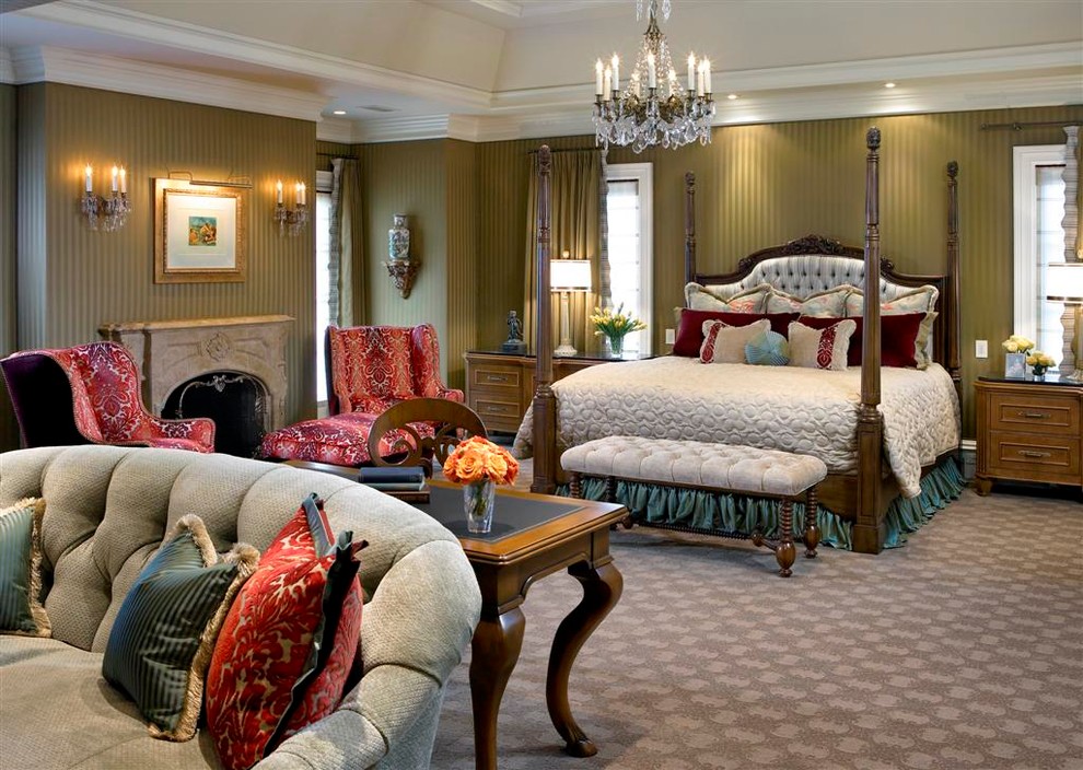 Пример оригинального дизайна: большая хозяйская спальня в классическом стиле с зелеными стенами, ковровым покрытием, стандартным камином и фасадом камина из камня