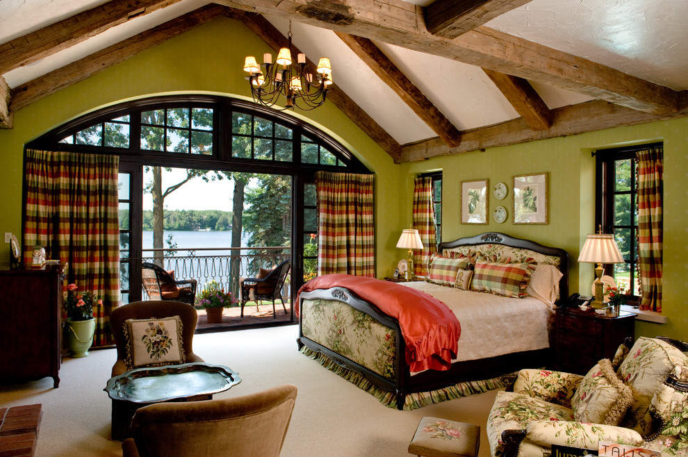 Пример оригинального дизайна: гостевая спальня (комната для гостей) в средиземноморском стиле с зелеными стенами и ковровым покрытием