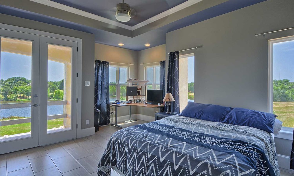 Diseño de habitación de invitados ecléctica de tamaño medio sin chimenea con paredes azules y suelo de baldosas de porcelana