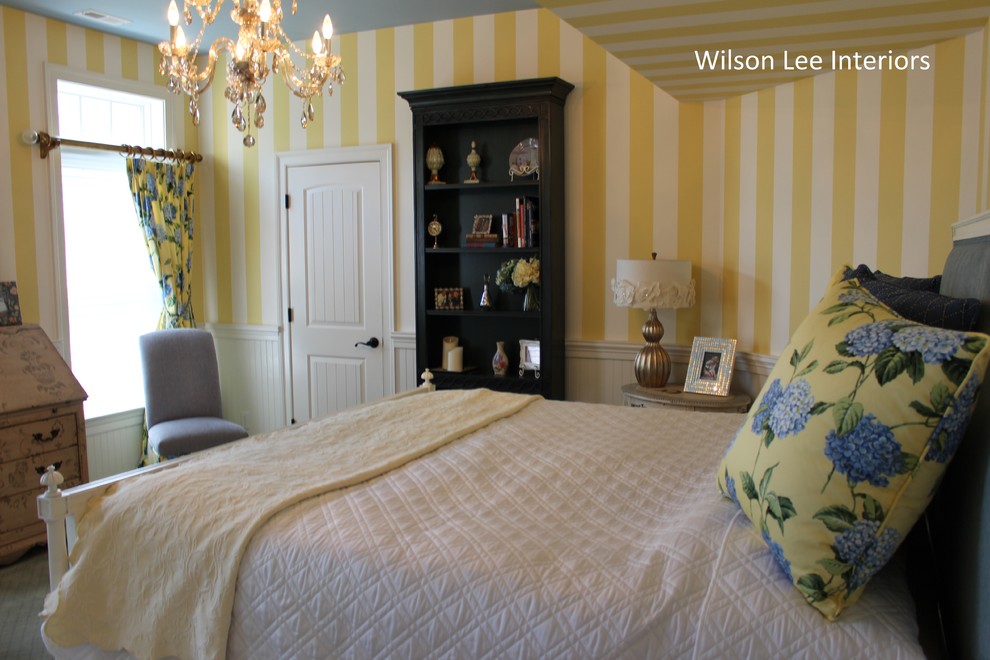 Пример оригинального дизайна: гостевая спальня среднего размера, (комната для гостей) в стиле кантри с желтыми стенами и ковровым покрытием без камина