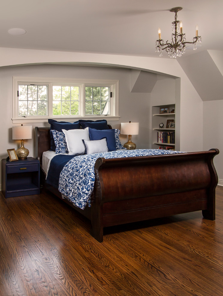 Modelo de dormitorio principal tradicional renovado sin chimenea con paredes beige y suelo de madera en tonos medios