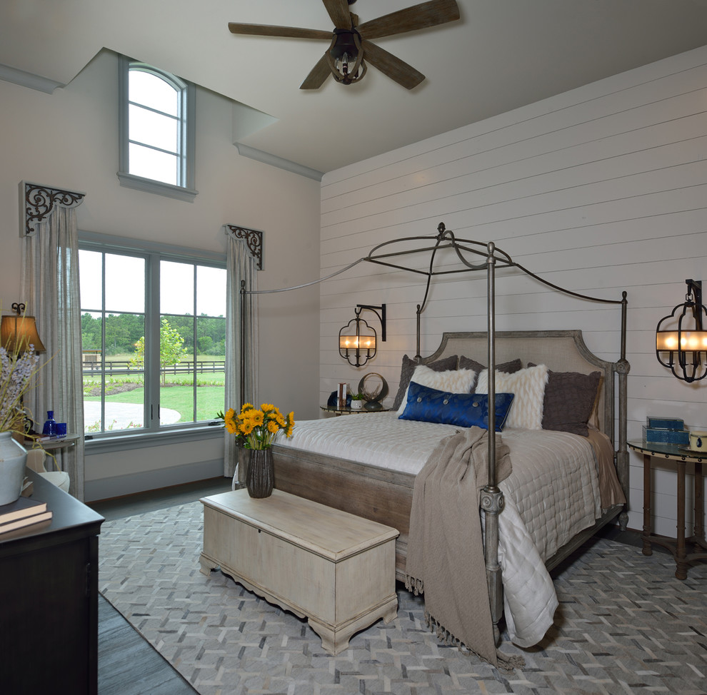 Imagen de habitación de invitados campestre grande con paredes blancas, suelo de madera oscura y suelo marrón