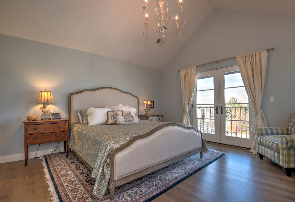 Ejemplo de dormitorio principal clásico de tamaño medio con paredes azules y suelo de madera en tonos medios