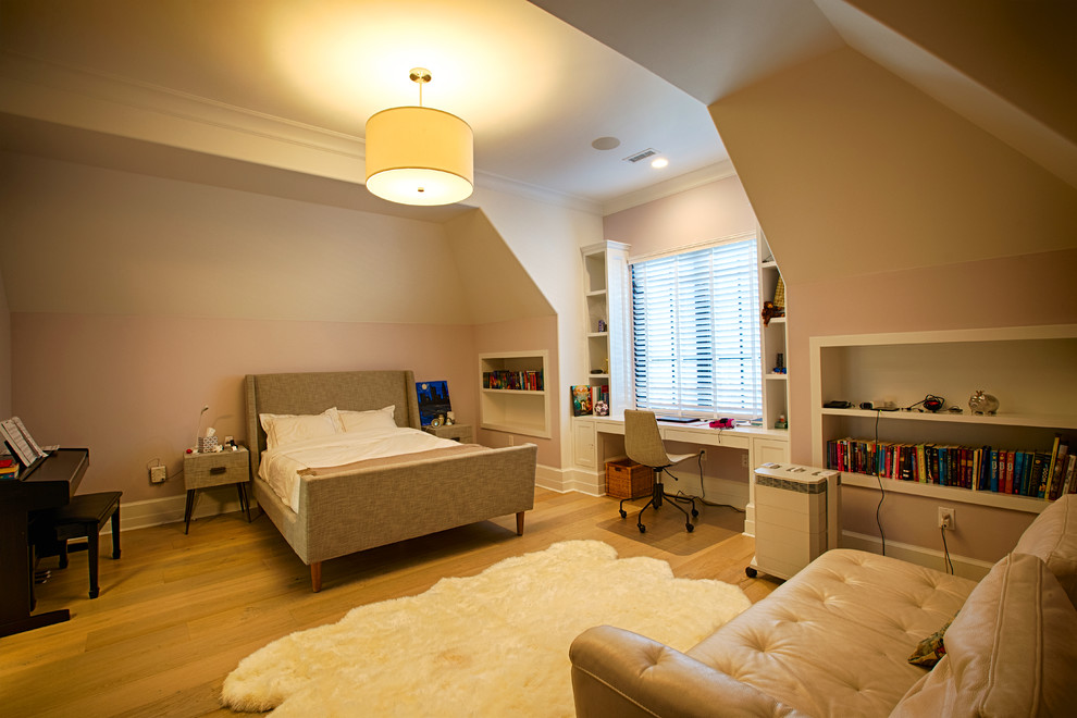 Idéer för ett stort klassiskt sovrum, med flerfärgade väggar, mellanmörkt trägolv och brunt golv