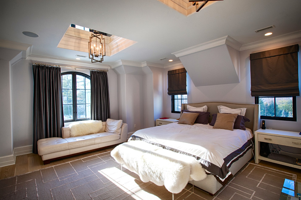 Пример оригинального дизайна: большая хозяйская спальня в стиле неоклассика (современная классика) с серыми стенами, паркетным полом среднего тона и коричневым полом без камина