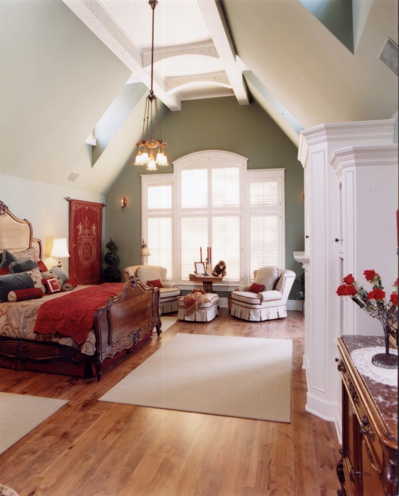 Стильный дизайн: большая хозяйская спальня в классическом стиле с паркетным полом среднего тона - последний тренд