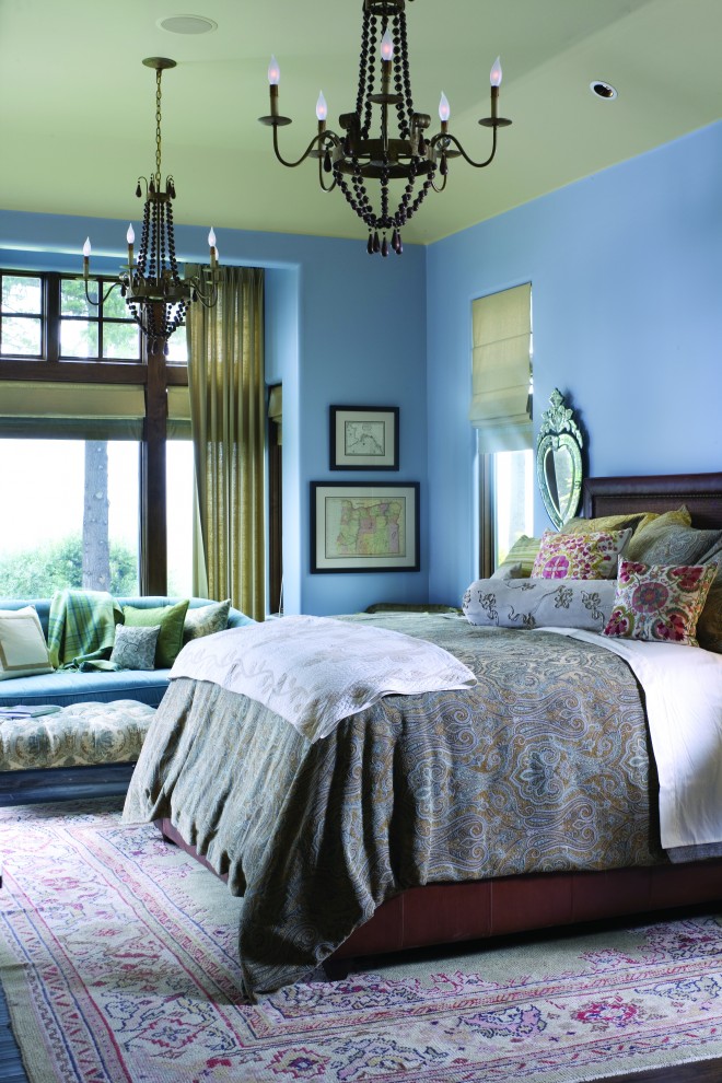 Imagen de dormitorio tradicional con paredes azules