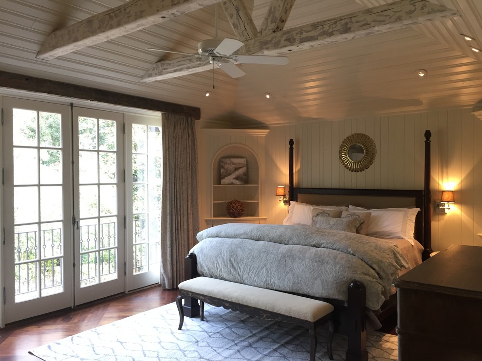 Imagen de dormitorio principal clásico renovado con paredes blancas y suelo de madera oscura