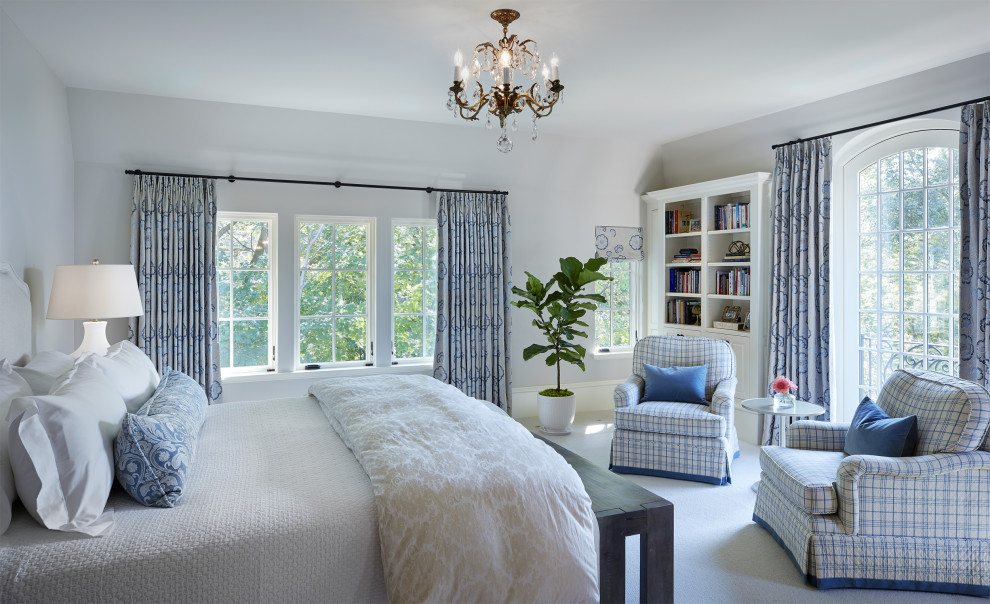 ミネアポリスにある広いシャビーシック調のおしゃれな主寝室 (白い壁、カーペット敷き、暖炉なし、白い床)