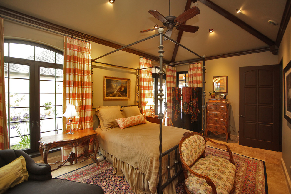 Imagen de dormitorio vintage grande sin chimenea con paredes beige y suelo de pizarra