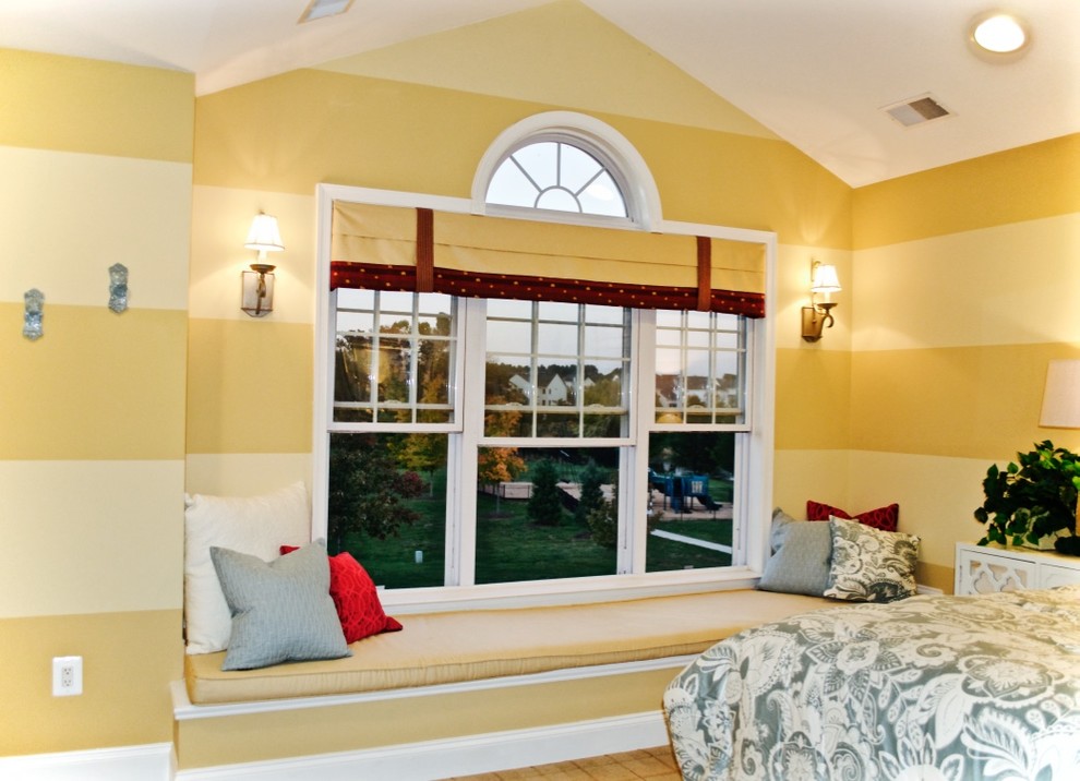 Diseño de habitación de invitados clásica renovada de tamaño medio con paredes amarillas y moqueta