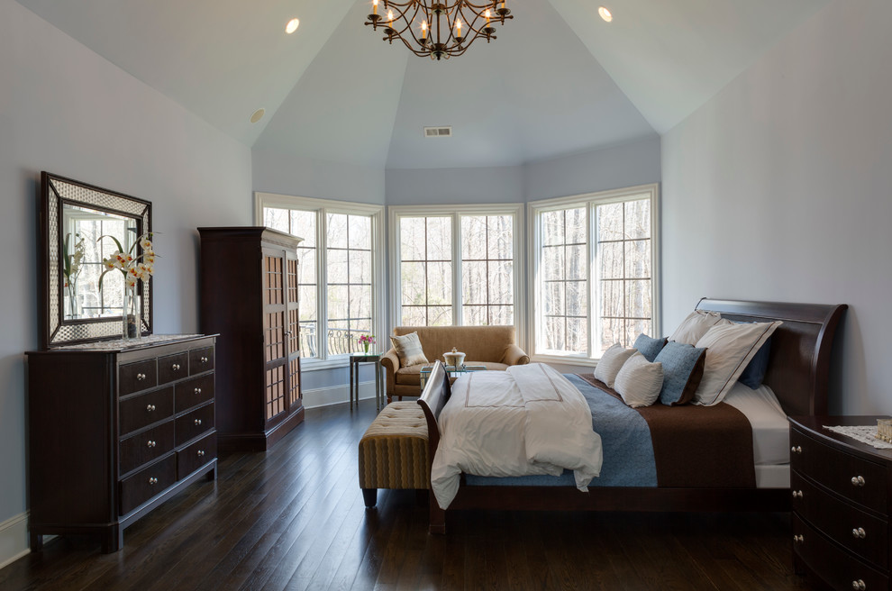 Uriges Hauptschlafzimmer mit grauer Wandfarbe und dunklem Holzboden in Charlotte