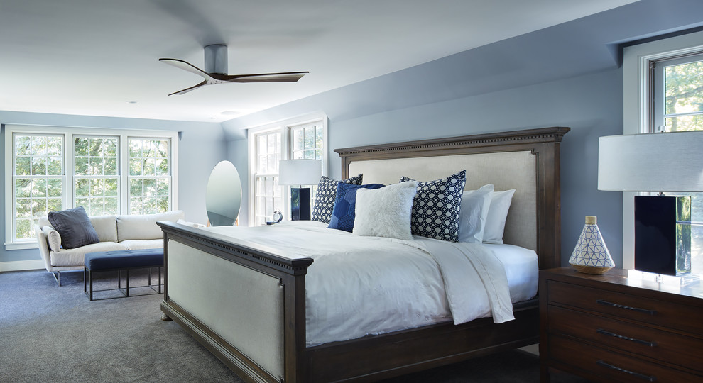 Imagen de dormitorio principal tradicional de tamaño medio con paredes azules y moqueta