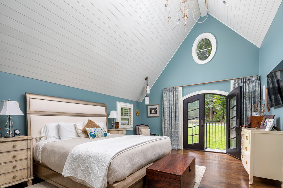 Foto di una grande camera matrimoniale classica con pareti blu, pavimento in legno massello medio e pavimento marrone
