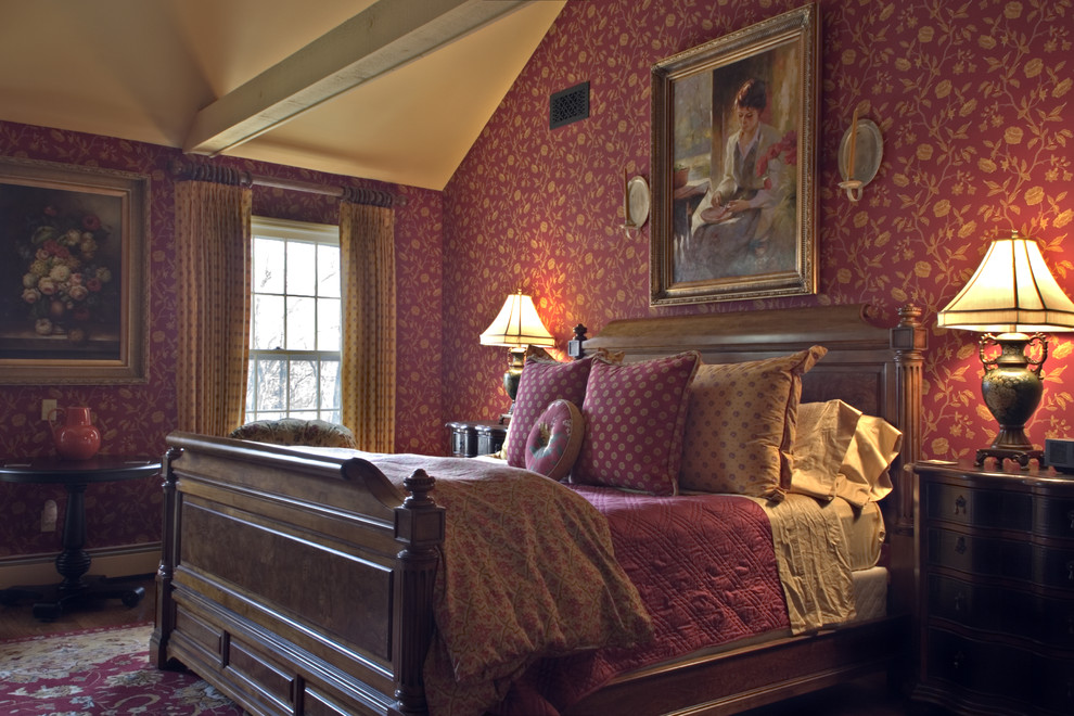 Источник вдохновения для домашнего уюта: большая хозяйская спальня в классическом стиле с красными стенами и паркетным полом среднего тона