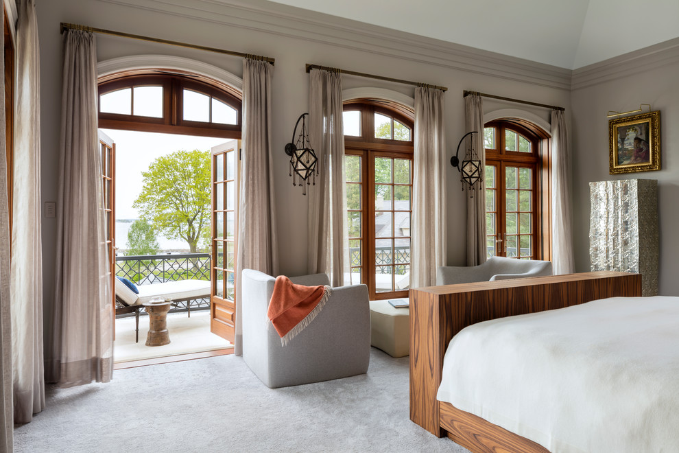 Immagine di una camera da letto con pareti grigie, moquette e pavimento grigio