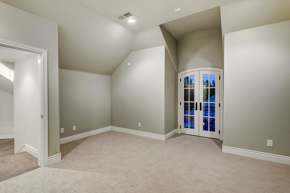 Immagine di una camera degli ospiti di medie dimensioni con pareti grigie, moquette, nessun camino e pavimento beige