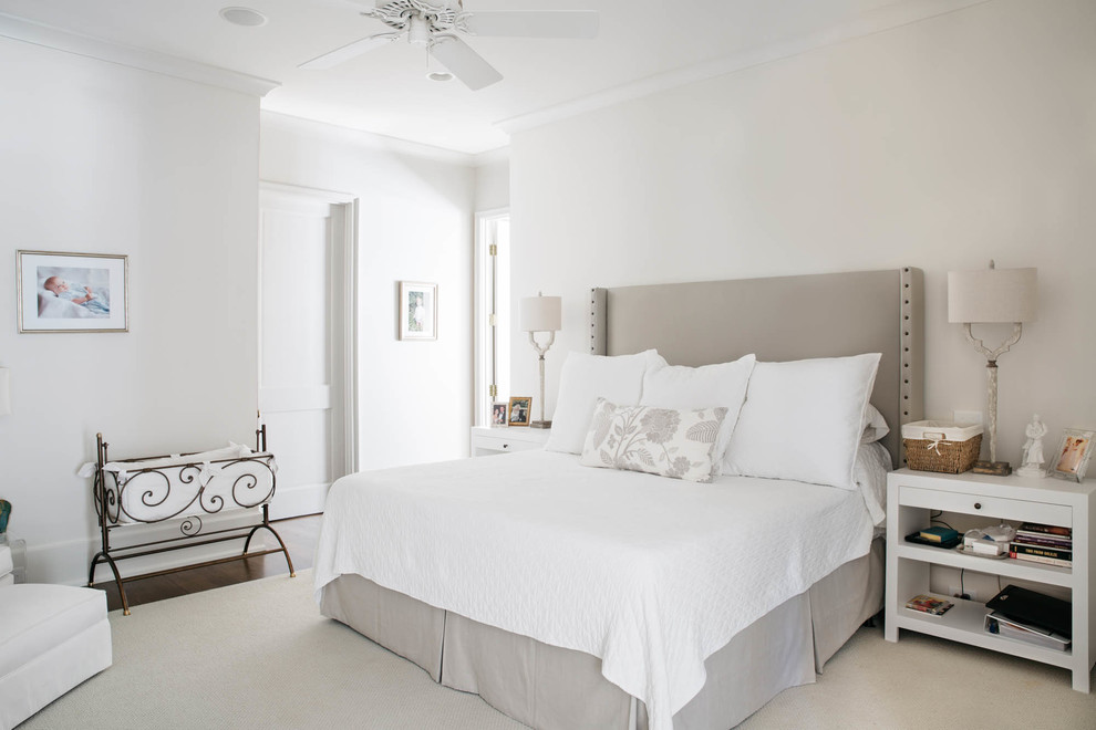 На фото: большая хозяйская, серо-белая спальня в стиле неоклассика (современная классика) с белыми стенами и темным паркетным полом без камина