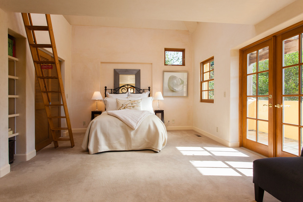 サンフランシスコにある地中海スタイルのおしゃれな寝室のレイアウト