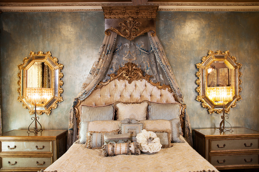 Immagine di una camera matrimoniale classica di medie dimensioni con pareti blu e moquette
