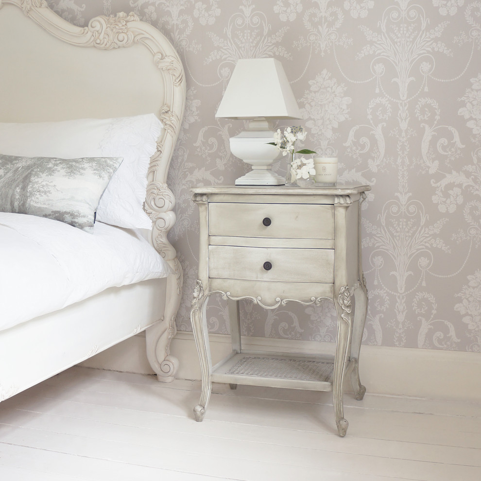 Imagen de dormitorio clásico con paredes grises y suelo de madera pintada