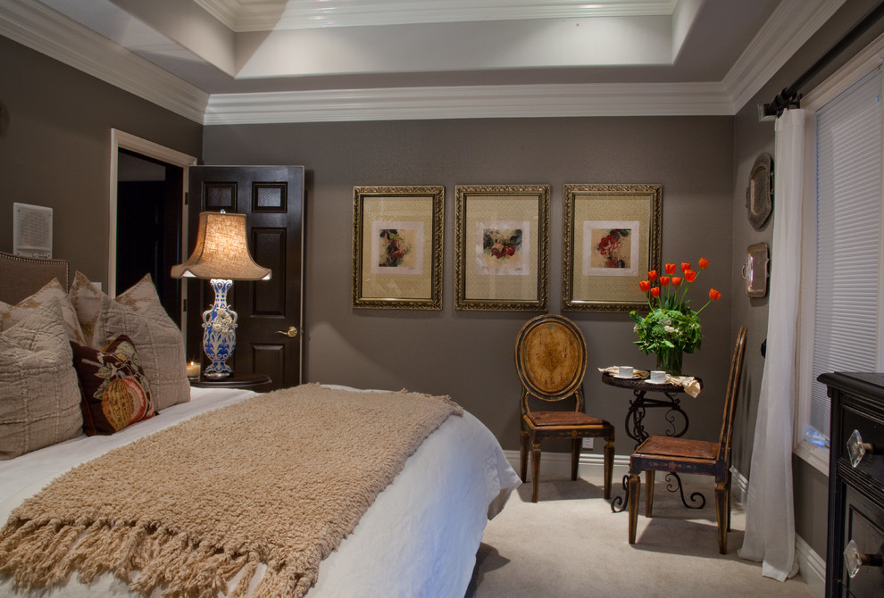 Свежая идея для дизайна: гостевая спальня среднего размера, (комната для гостей) в средиземноморском стиле с серыми стенами, ковровым покрытием, бежевым полом и многоуровневым потолком - отличное фото интерьера