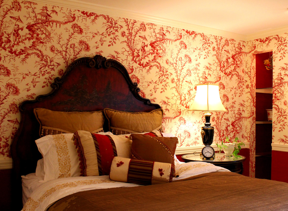 На фото: гостевая спальня среднего размера, (комната для гостей) в классическом стиле с красными стенами и светлым паркетным полом с