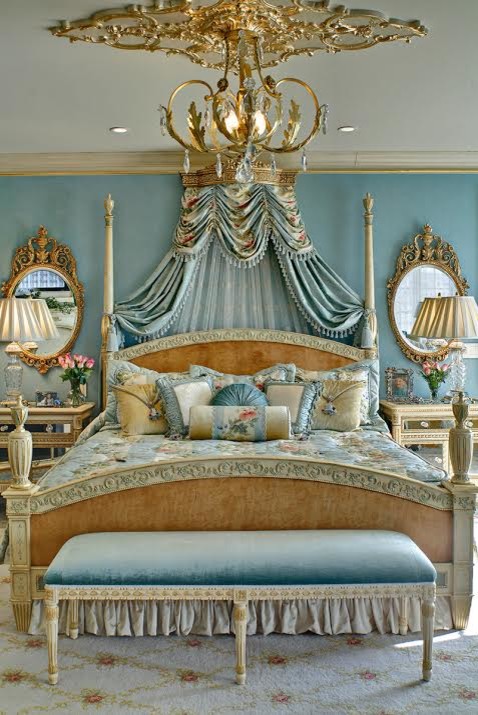 Imagen de dormitorio principal tradicional de tamaño medio con paredes azules, suelo de madera clara, todas las chimeneas, marco de chimenea de piedra y suelo beige