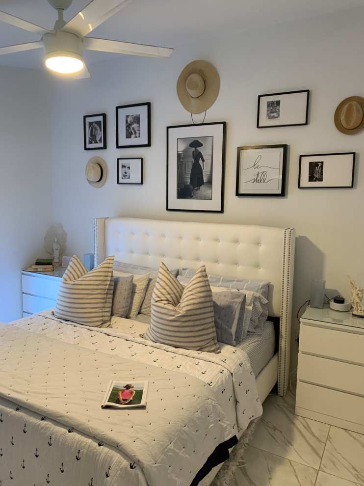 Kleines Landhausstil Schlafzimmer mit weißer Wandfarbe, Porzellan-Bodenfliesen, weißem Boden und gewölbter Decke in Miami