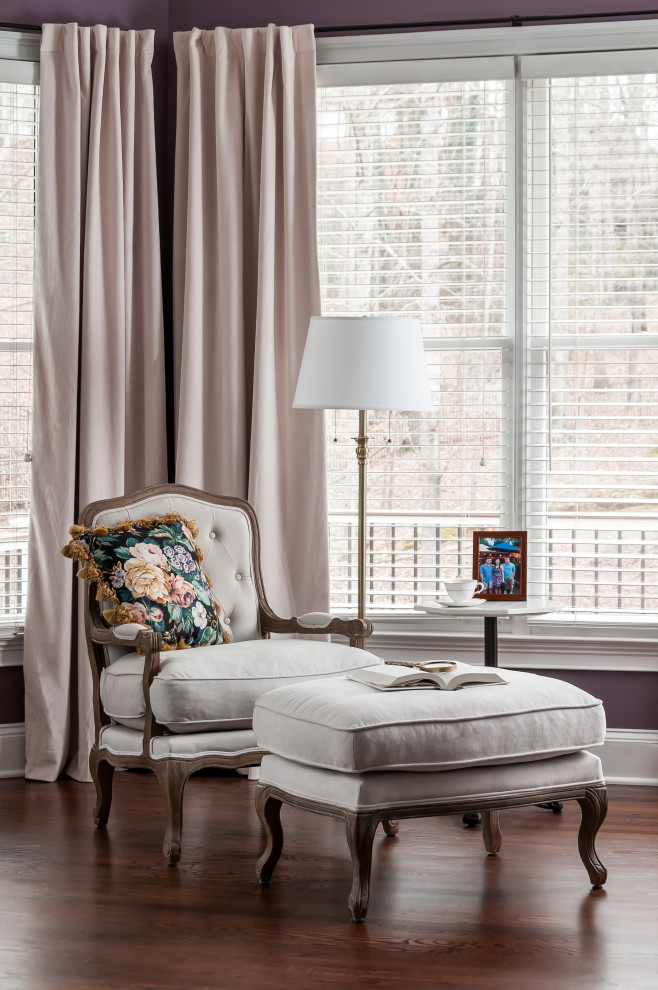 Mittelgroßes Hauptschlafzimmer mit lila Wandfarbe in Atlanta