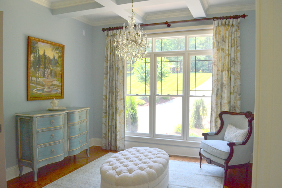 Mittelgroßes Klassisches Hauptschlafzimmer ohne Kamin mit blauer Wandfarbe, hellem Holzboden und braunem Boden in Charlotte