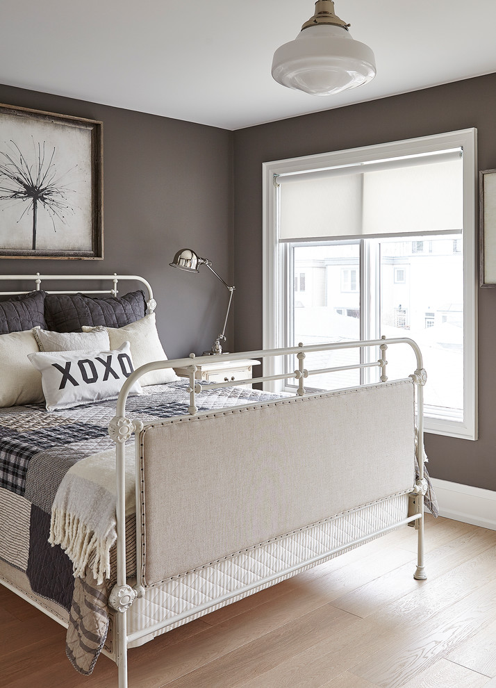 トロントにある中くらいなトランジショナルスタイルのおしゃれな客用寝室 (白い壁、淡色無垢フローリング、暖炉なし)